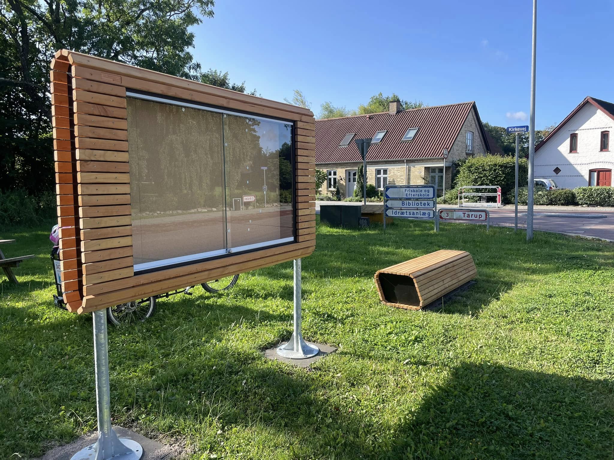 På den ene side er der et kort over byens veje og stier
På den anden side en opslagstavle til annoncering af byens kulturelle og sociale arrangementer